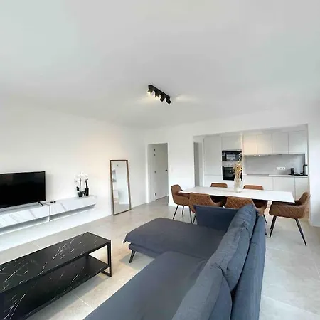 Luxury 2 Bedroom In The Heart Of Apartment *